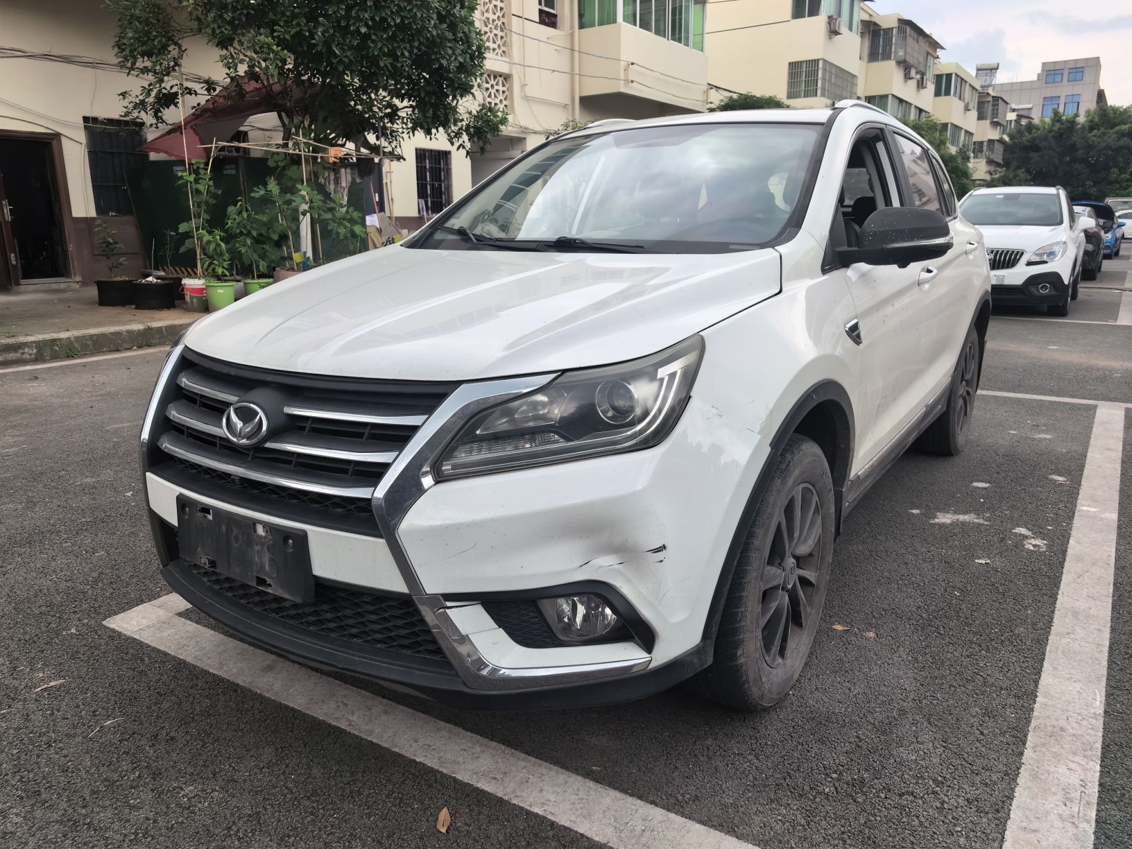 Под передней частью автомобиля