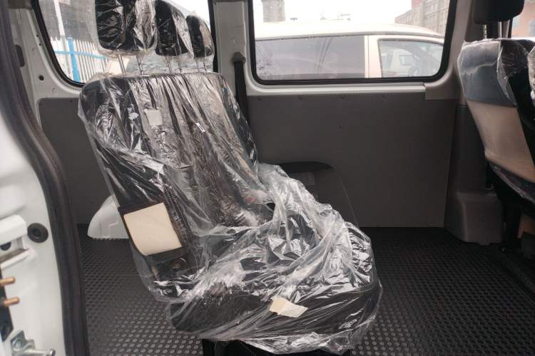 Used SAIC MAXUS Xintu V80 2024 Aotong Value Edition 6AMT Short Wheelbase Mid-Roof Model 127 Ps 5/6 Seats
