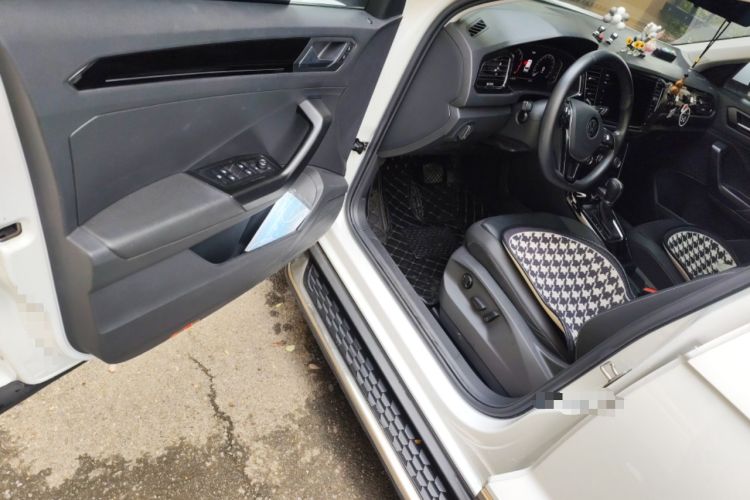 Used Volkswagen T-ROC 2022 280TSI DSG Two-Wheel Drive Comfort PLUS Interior 3