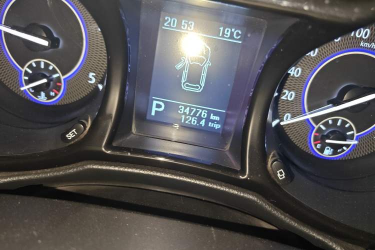 Used JMC Yusheng S350 2013 2.4T Automatic 2WD Diesel Luxury Edition 5 Seats Odometer Close Up