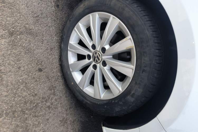 Used Volkswagen Sagitar 2015 1.6L Automatic Comfort Model Right Front Wheel Hub