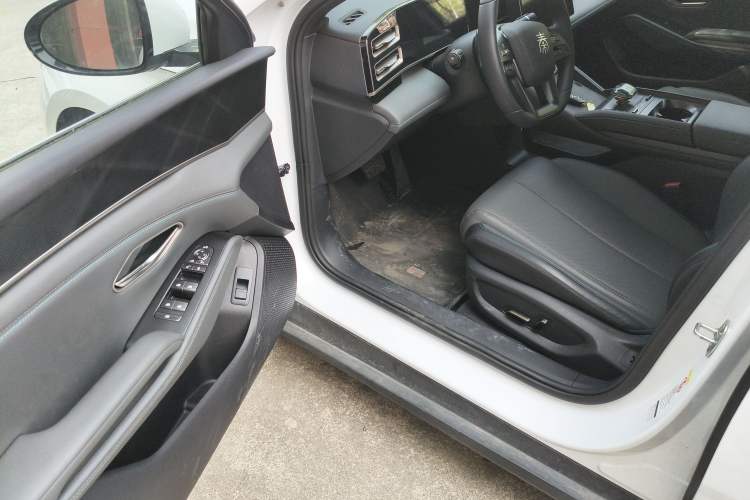 Used BYD Qin L 2025 DM-i Smart Drive 120KM Superior Model
