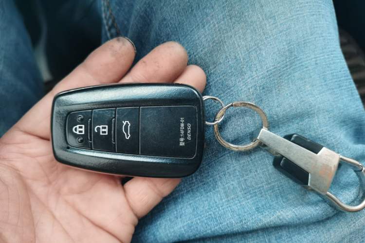 Used Toyota Avalon 2019 2.0L XLE Premium Edition China VI Vehicle Key