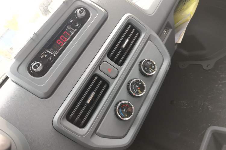 Used Wuling Yangguang 2024 300KM Comfort Version Passenger Van 75kW Audio And AC Panel