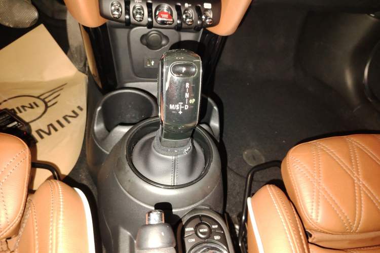 Used MINI MINI 2022 Updated 1.5T COOPER Artist Five-Door Edition
