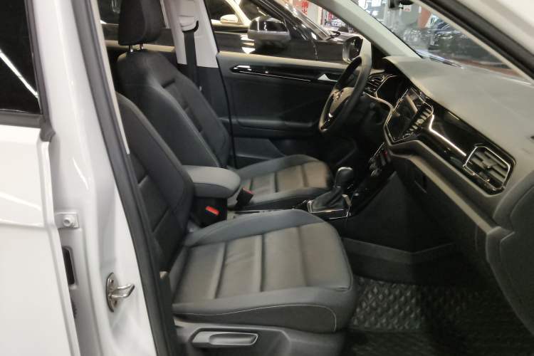 Used Volkswagen T-ROC 2021 280TSI DSG Two-Wheel Drive Comfort Connect Edition Right Front Seat