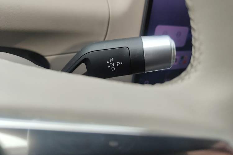 Used Geely Galaxy M9 2025 Model 210km Four-Wheel-Drive Leading Edition Gear Lever