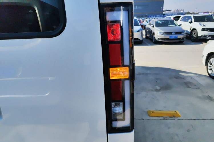 Used SRM New Energy E3 2025 Fudi 310KM Practical Passenger Vehicle
