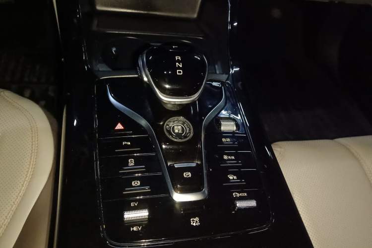 Used BYD Qin PLUS 2024 HONOR Edition DM-i 55KM Leading Model Gear Lever
