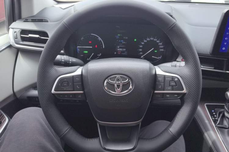 Used Toyota SIENNA 2023 2.5L Hybrid Comfort Edition Steering Wheel