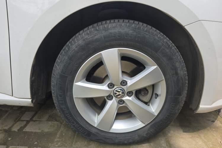 Used Volkswagen Gran Lavida 2013 1.6L Automatic Fashion Model Right Front Wheel Hub