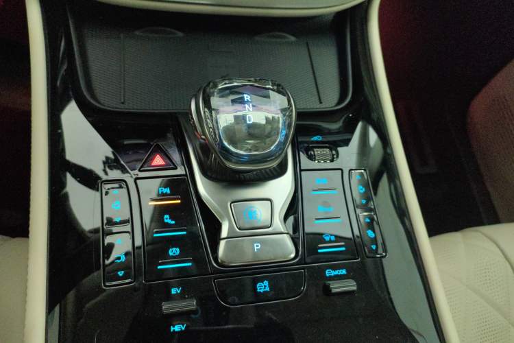 Used Denza D9 2024 DM-i 1050 Luxury Model Gear Lever