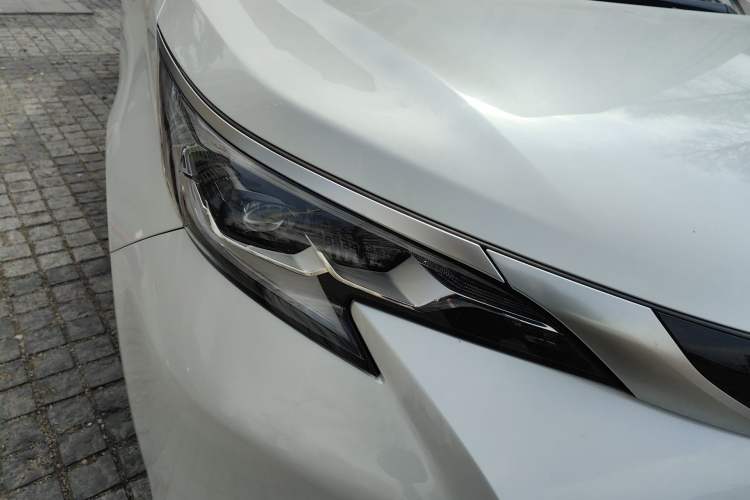 Used Toyota SIENNA 2023 2.5L Hybrid Deluxe Edition Right Front Headlight