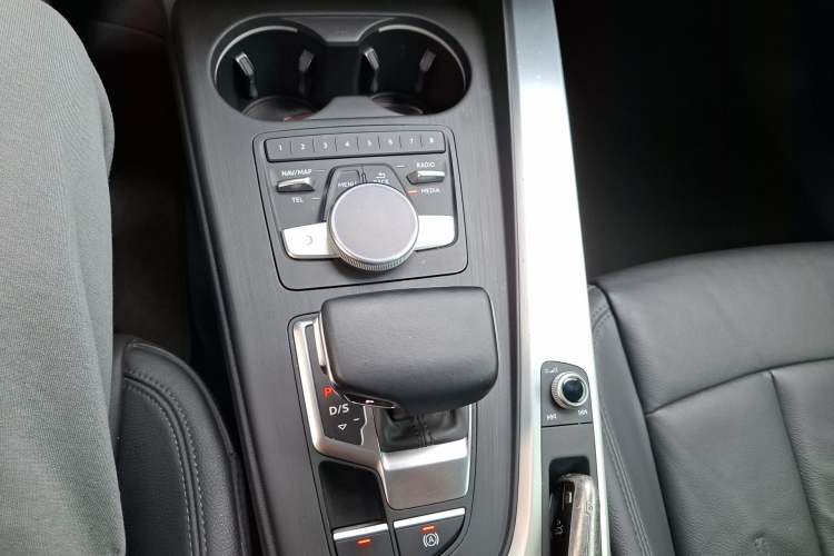 Used Audi A4L 2019 40 TFSI Fashion Edition China VI Emission Standard Gear Lever