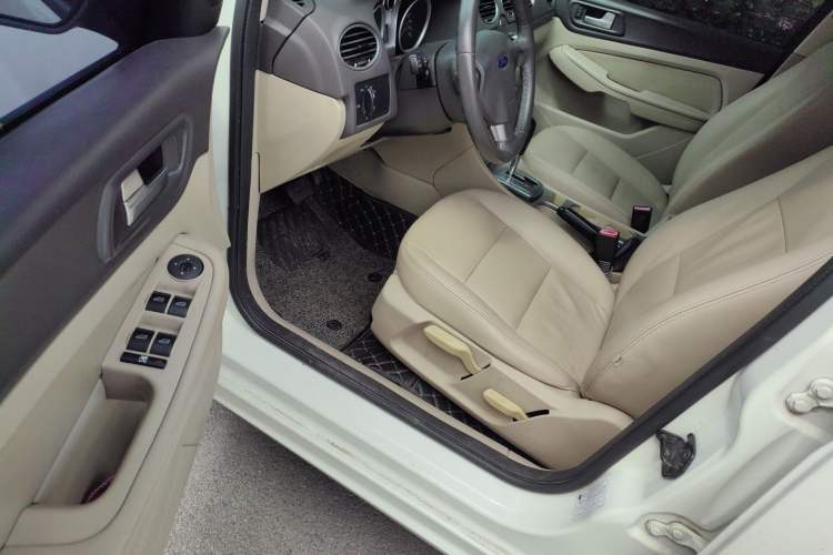 Used Ford Focus 2013 Hatchback Classic 1.8L Automatic Fashion Edition Driver Seat