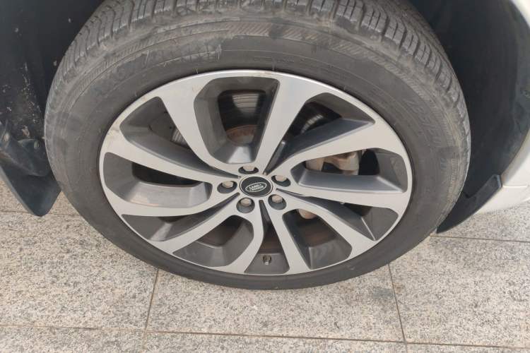 Used Land Rover Discovery Sport 2020 249 PS R-Dynamic Performance Edition Right Front Wheel Hub