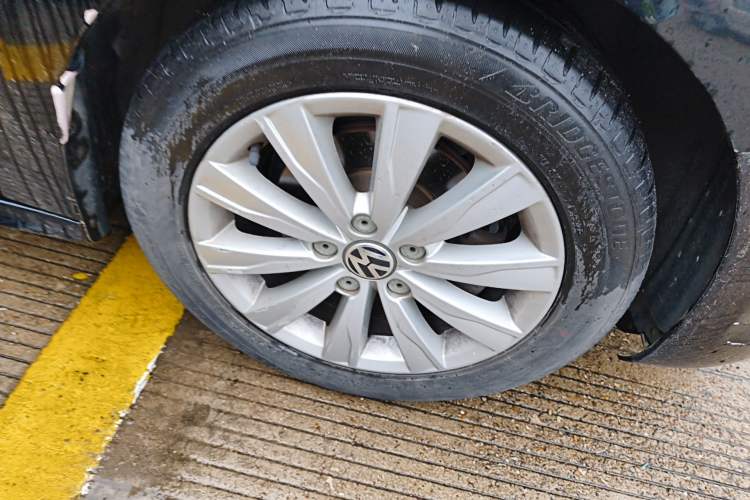 Used Volkswagen Sagitar 2014 Revised Version 1.6L Automatic Comfort Edition Right Front Wheel Hub