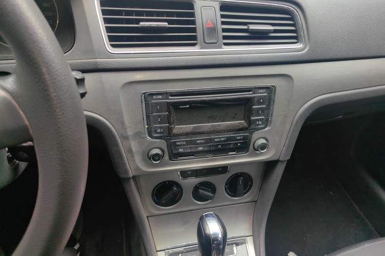 Used Volkswagen Lavida 2013 Restyled Classic 1.6L Automatic Comfort Edition Audio And AC Panel