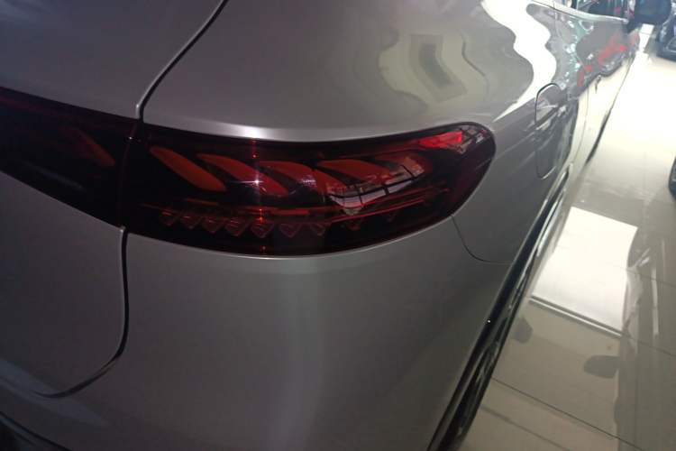 Used Mercedes-Benz EQS SUV 2023 450 4MATIC Pioneer Edition Right Rear Taillight