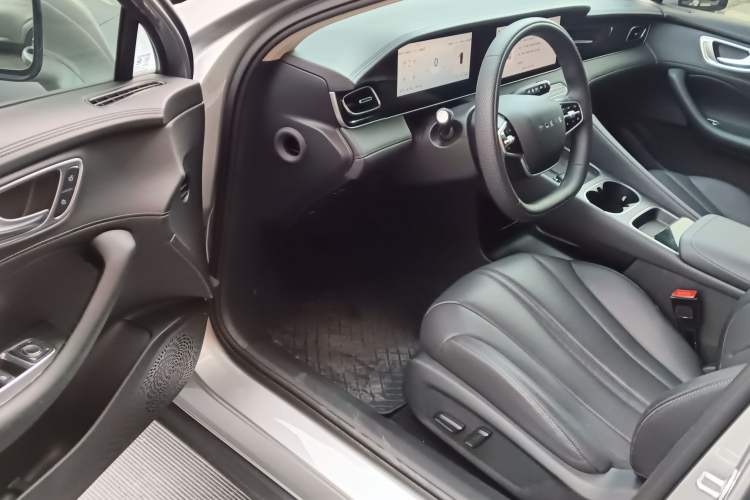 Used Roewe D7 2023 DMH 125km Superior Edition
