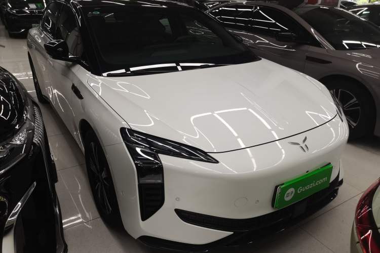 Used Hongqi EH7 2024 820 Pro Front Right 45 Deg