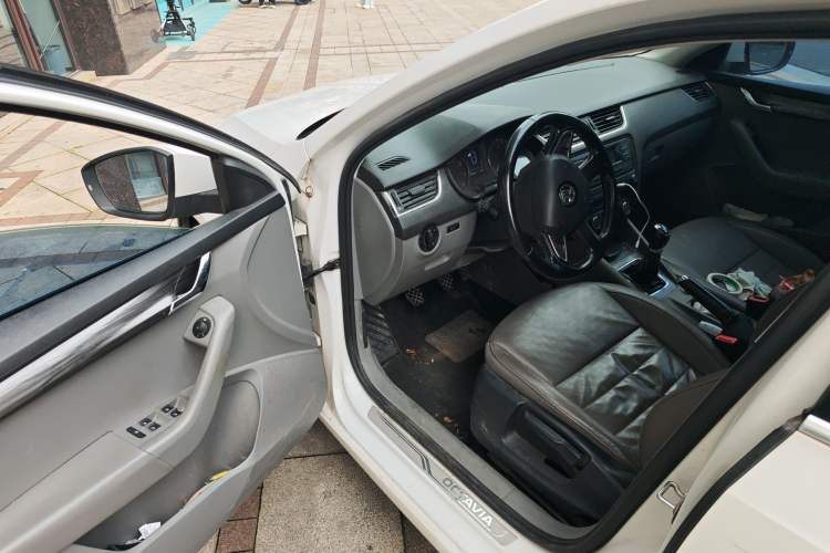 Used Skoda Octavia 2015 1.6L Manual Yijun Edition Driver Seat