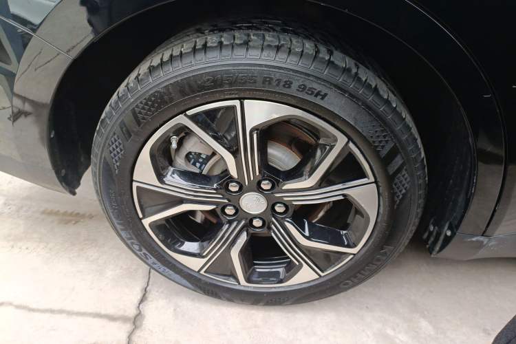 Used Hongqi E-QM5 2021 Online Booking Charging Basic Edition 5 Seats Right Rear Wheel Hub