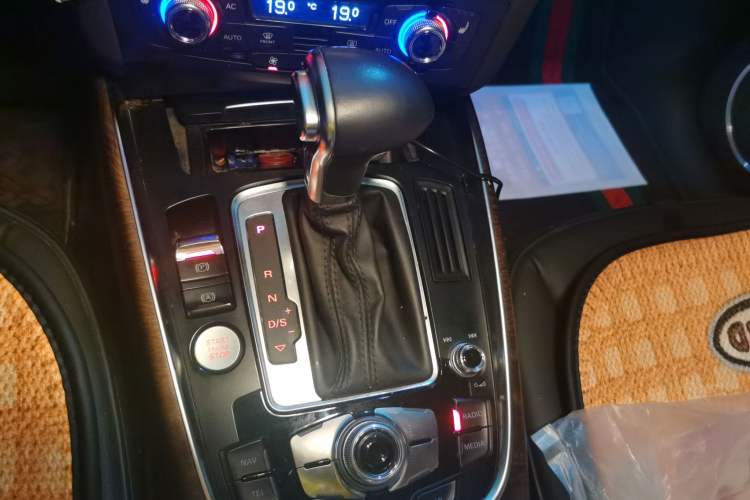 Used Audi Q5 2013 40 TFSI Comfort Edition Gear Lever