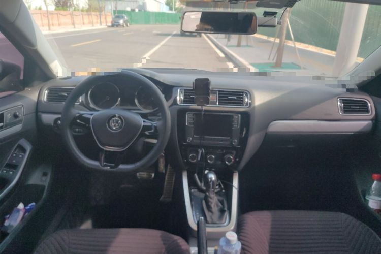 Used Volkswagen Sagitar 2015 1.6L Automatic Comfort Model Center Console