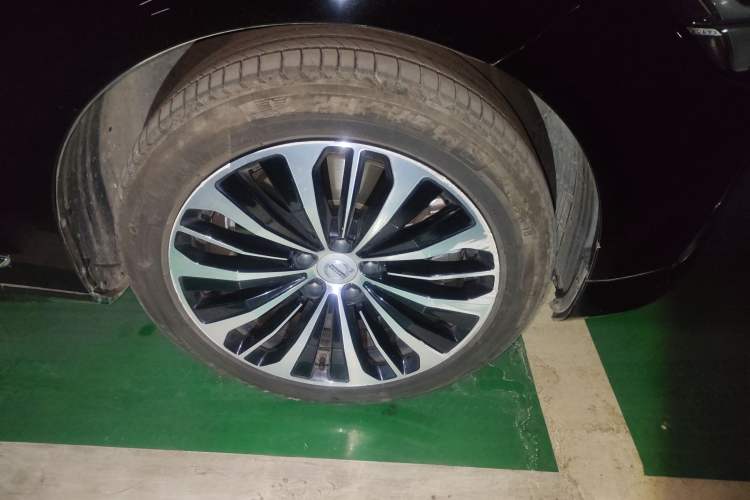 Used Volvo S90 New Energy 2023 T8 Plug-in Hybrid All-Wheel Drive Long-Range Zhiyi Luxury Edition Right Front Wheel Hub