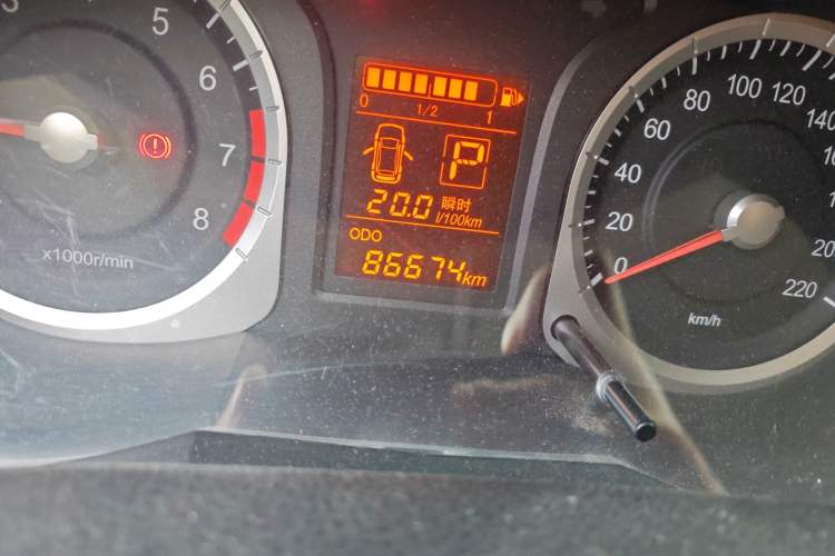 Used Venucia R50X 2013 1.6L Manual Version with Beidou Navigation Odometer Close Up