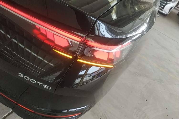Used Volkswagen Magotan 2024 300TSI DSG Prestige Edition—A Real Eye-Catcher Right Rear Taillight