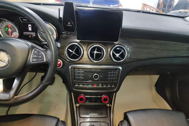 Used Mercedes-Benz GLA 2016 GLA 220 4MATIC Fashion Edition Audio And AC Panel