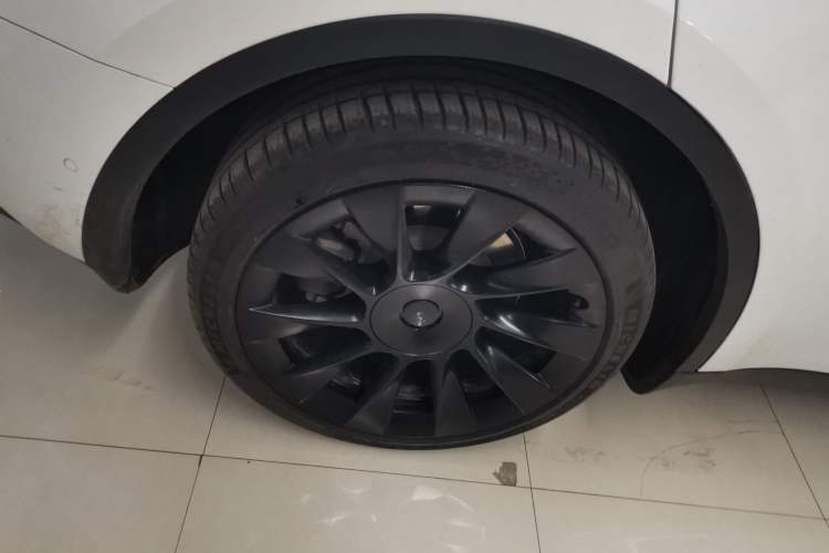 Used Tesla Model Y 2023 Long-Range All-Wheel-Drive Version Right Rear Wheel Hub