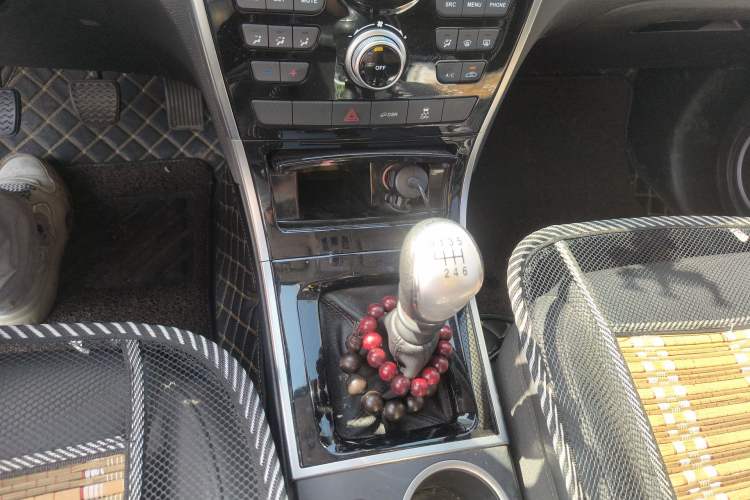 Used Haval H2 2018 Red-Label 1.5T Manual Two-Wheel Drive Elite Model Gear Lever