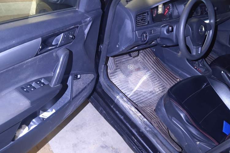 Used Volkswagen Lavida 2013 Revised Classic 1.6L Automatic Fashion Edition Interior 3