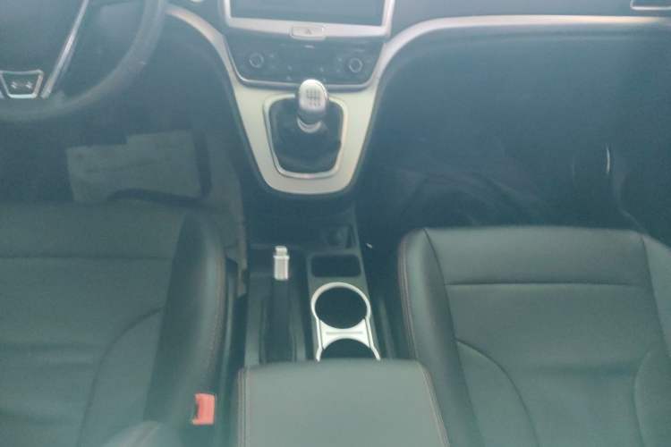 Used Haval M6 2019 1.5T Manual Two-Wheel Drive Urban Version China VI Standard Gear Lever