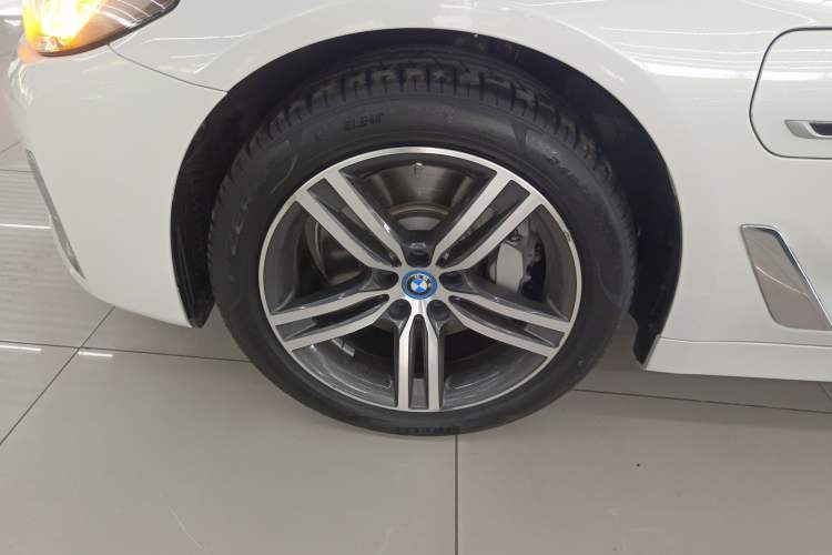 Used BMW 5 Series New Energy 2022 Updated Version 535Le Luxury Package Left Front Wheel Hub