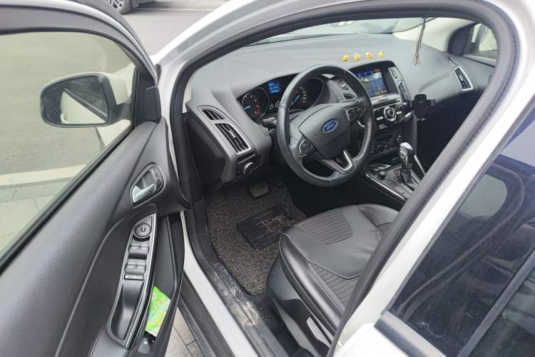 Used Ford Focus 2015 Hatchback EcoBoost 125 Automatic Supreme Style Edition
