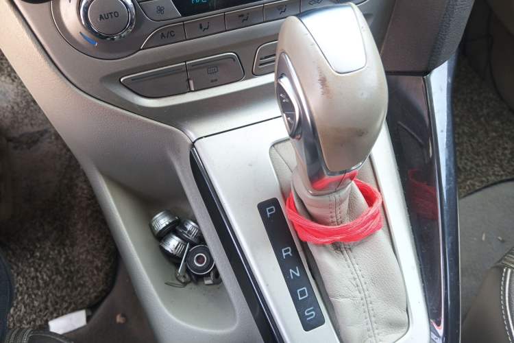 Used Ford Focus 2012 Sedan 1.6L Automatic Fashion Edition Gear Lever