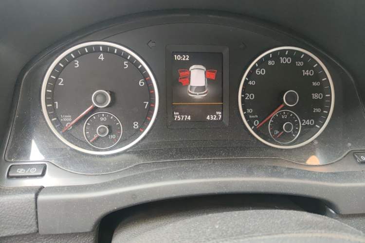 Used Volkswagen Tiguan 2015 1.8TSI Automatic Two-Wheel Drive Luxury Model Odometer Close Up