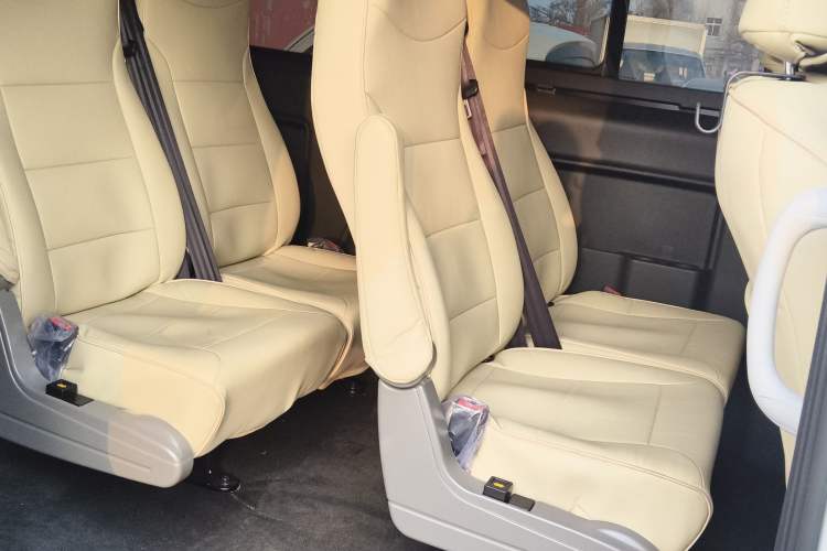 Used JAC Refine M3 2025 PLUS 1.8L Manual Comfort Edition 9 Seats
