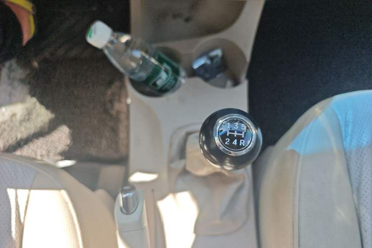 Used Kia Sportage 2013 2.0L Manual Two-Wheel Drive GL Trim Gear Lever