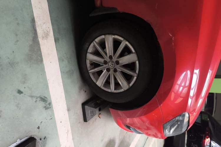 Used Volkswagen Polo 2014 1.6L Automatic Comfort Edition Right Front Wheel Hub