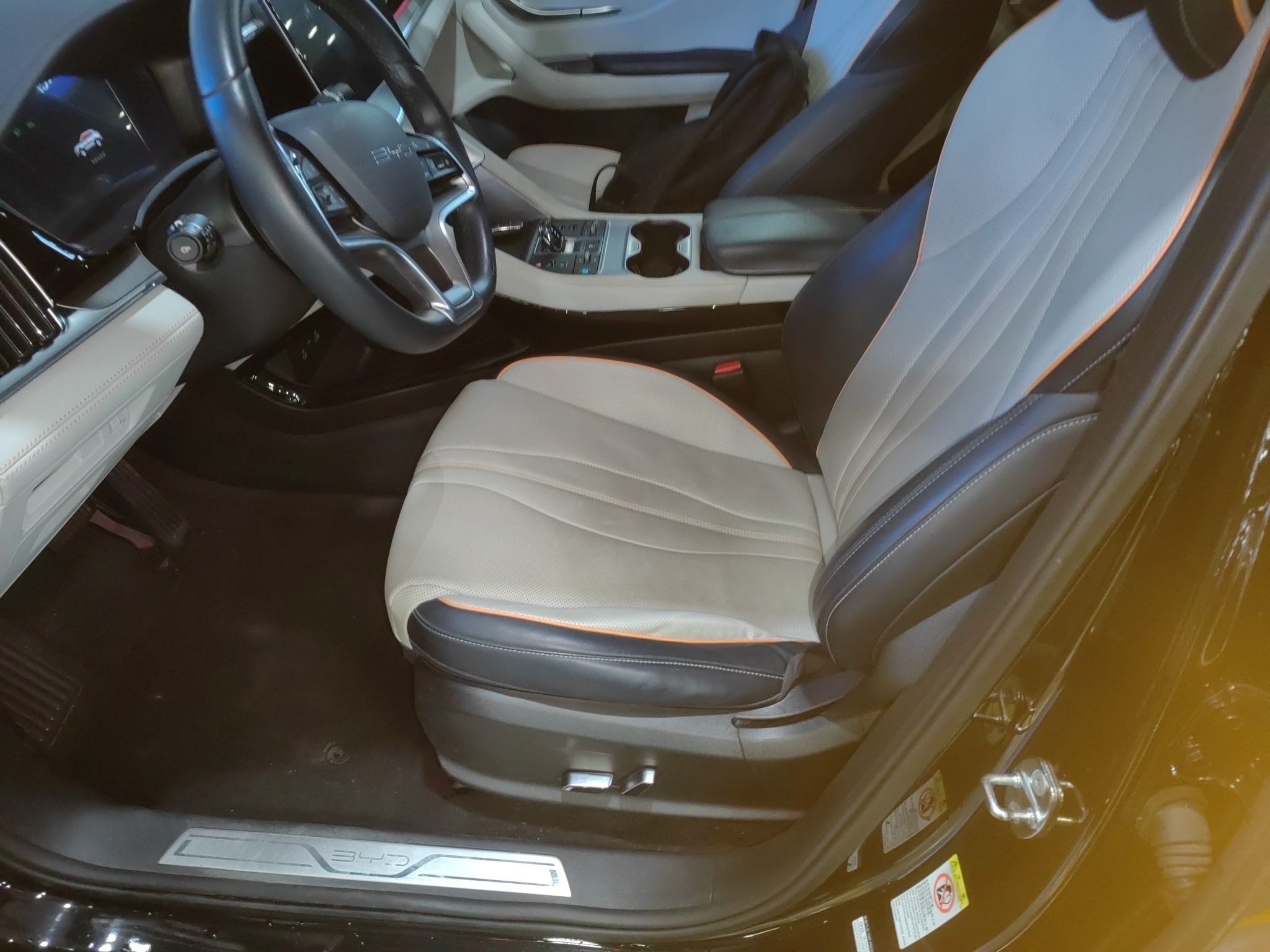 المقاعد الأمامية داخل السيارة