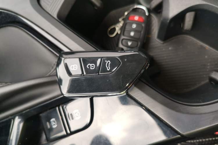 Used Roewe i5 2021 1.5L CVT Black Gold Edition Vehicle Key