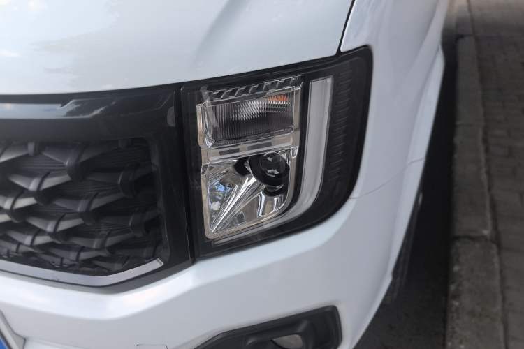 Used JMC Fushun 2023 2.0T Automatic Short-Wheelbase Mid-Top Commercial Multi-Purpose 6-Seater Passenger Vehicle Left Front Headlight