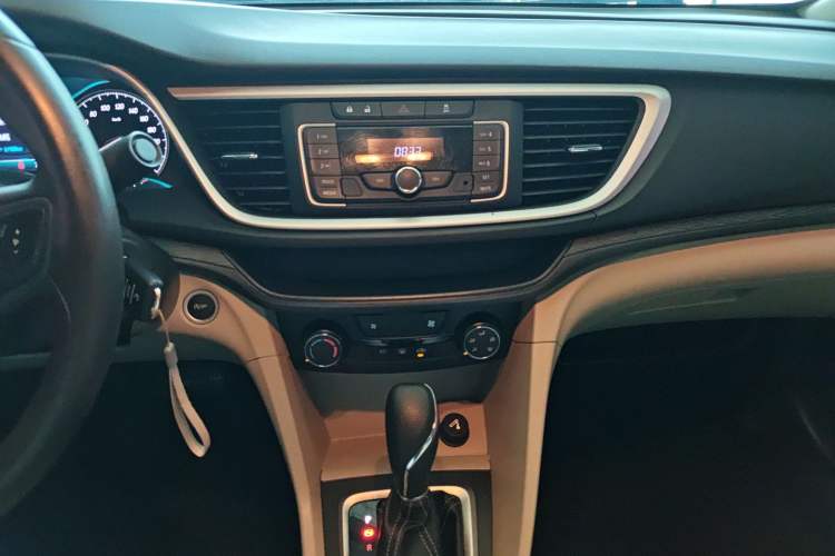 Used Buick GT 2016 15N Automatic Elite Edition Audio And AC Panel