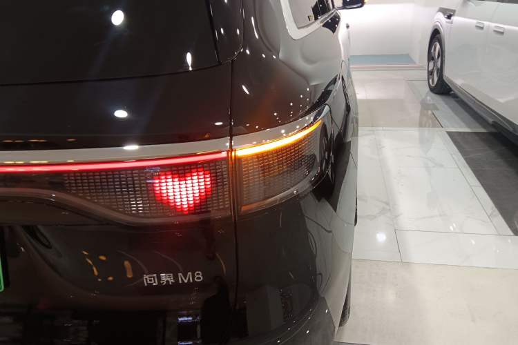 Used Hima AITO M8 2025 Extended-Range Max+ Version 53.4 kWh 6-Seater Edition Exterior 3