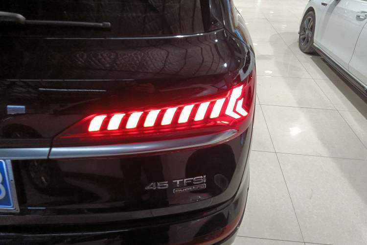 Used Audi Q7 2021 45 TFSI quattro S line Sport model
